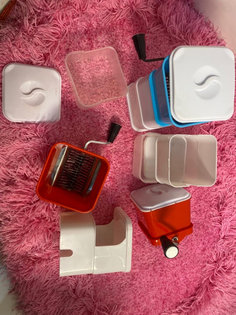 Improved Vegetable Grater with Lid & Multiple Containers - Image 3