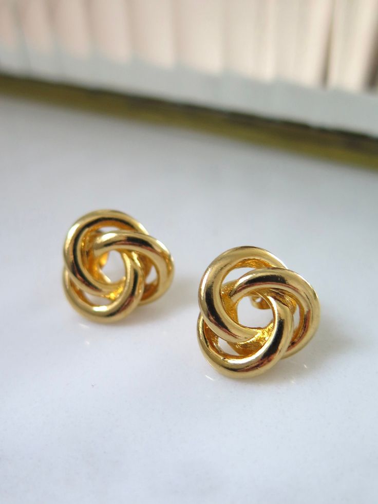 Twisted Knot Gold Toned Stud Earring-Stylish and Elagant