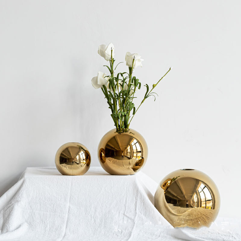 Electroplated Ceramic Gold Vase - Image 4